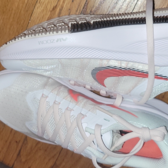 Women's Nike Zoom Winflo Sneakers - Picture 4 of 4